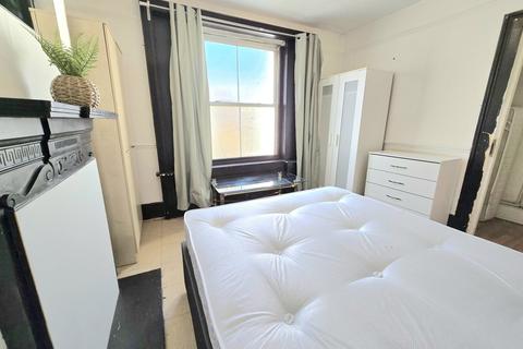 1 bedroom in a flat share to rent, Double Room In A House Share All Bills Inclusive To Let  Woodstock Terrace  E14
