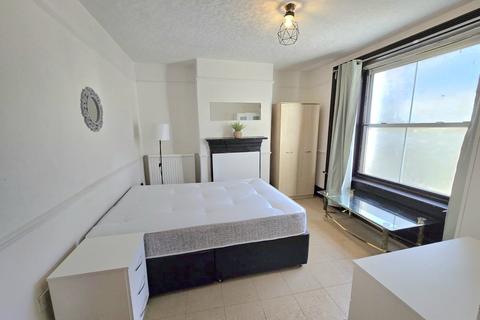 1 bedroom in a flat share to rent, Double Room In A House Share All Bills Inclusive To Let  Woodstock Terrace  E14