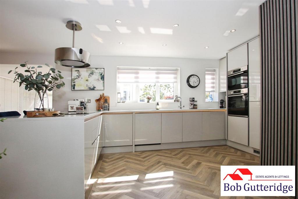 Open plan fitted kitchen/dining room