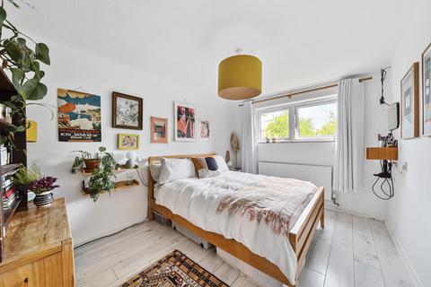 40 Hooks Close, London, SE15 2TP
