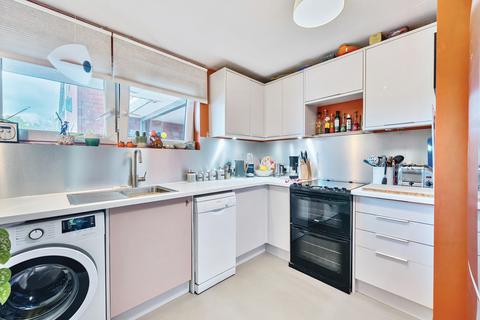 40 Hooks Close, London, SE15 2TP