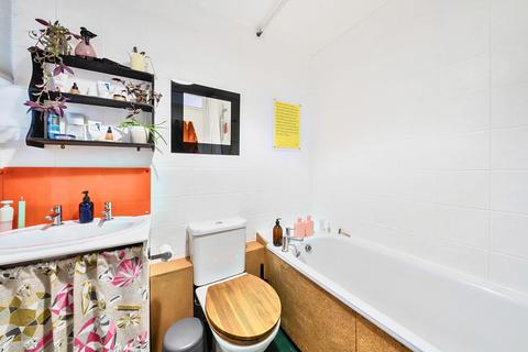 40 Hooks Close, London, SE15 2TP