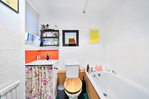40 Hooks Close, London, SE15 2TP