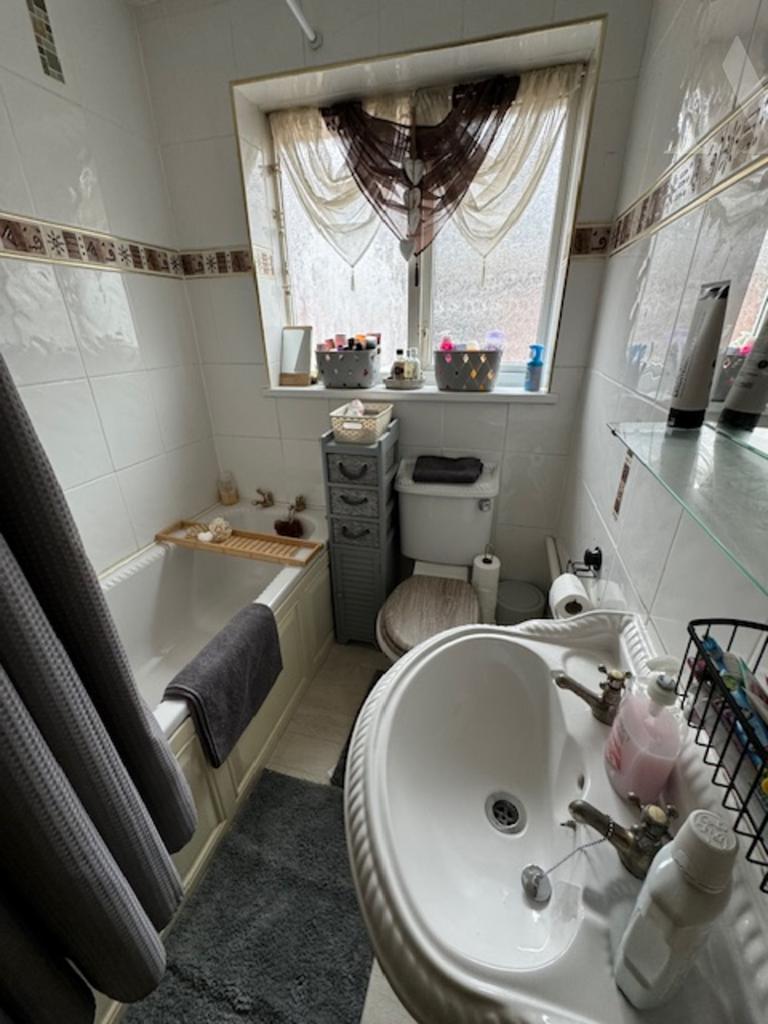 39 Kington Way bathroom