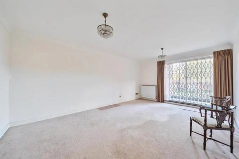 3 bedroom apartment for sale, Windsor House, Regency Crescent, NW4 1NW
