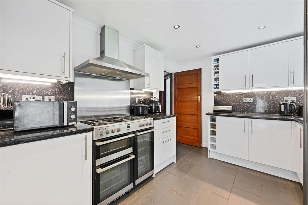 WH - 41 Rossdale - Kitchen A3 (1).JPG