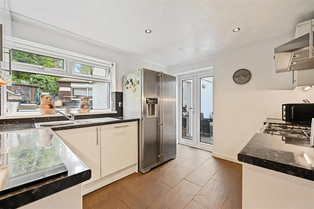 WH - 41 Rossdale - Kitchen3 (1).JPG