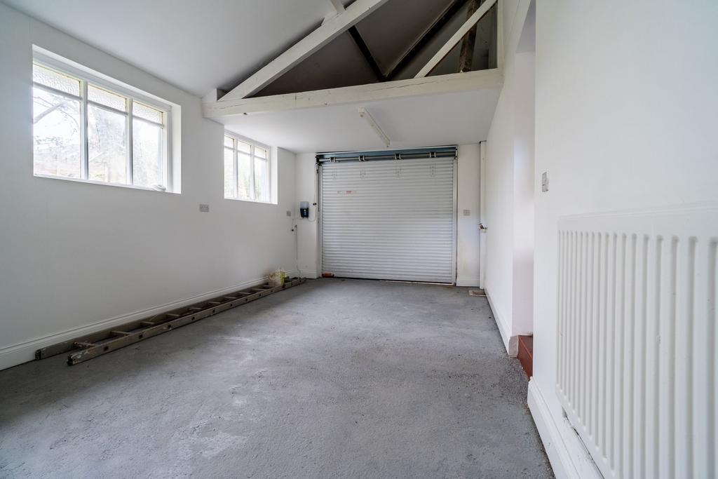 Attached Garage / Utility Area