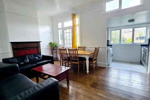 4 bedroom terraced house to rent, Undine Street, London SW17