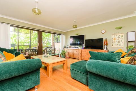 3 bedroom ground floor flat for sale, Esplanade, Rochester, Kent