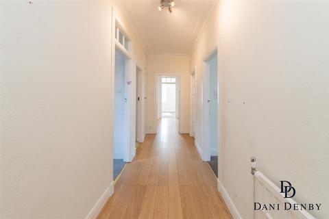 3 bedroom flat for sale, Golders Green Road, London NW11