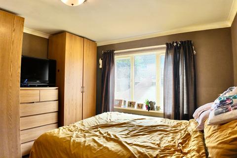 2 bedroom flat for sale, Heol Fargoed, Bargoed, CF81