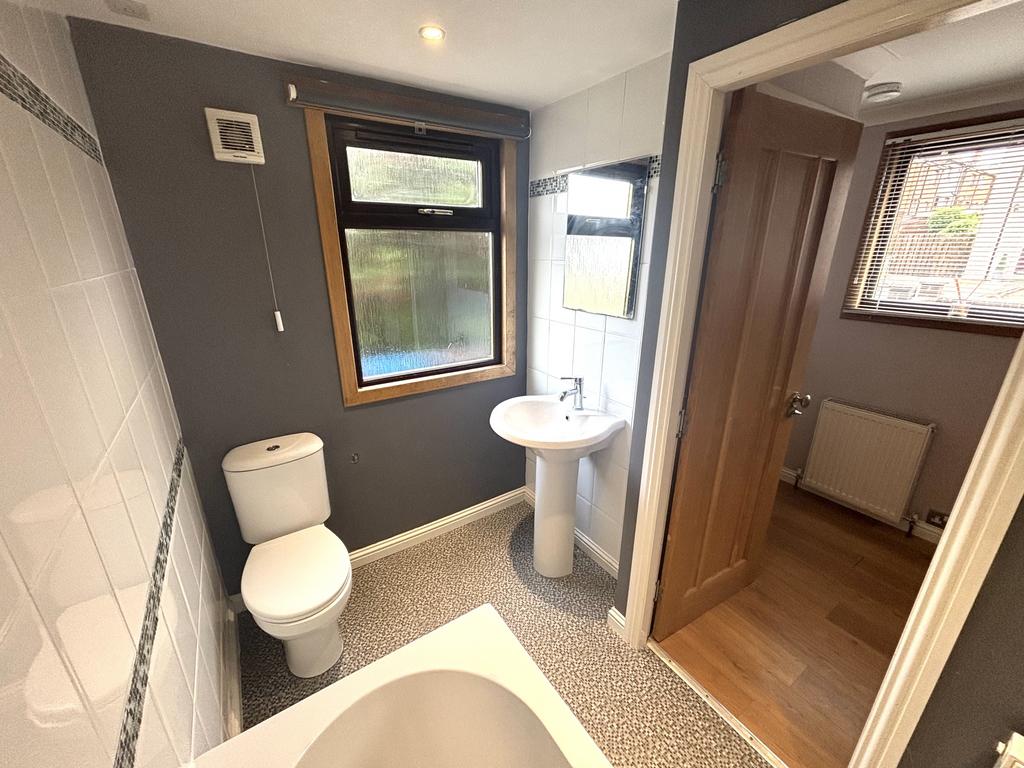 Bathroom (b)