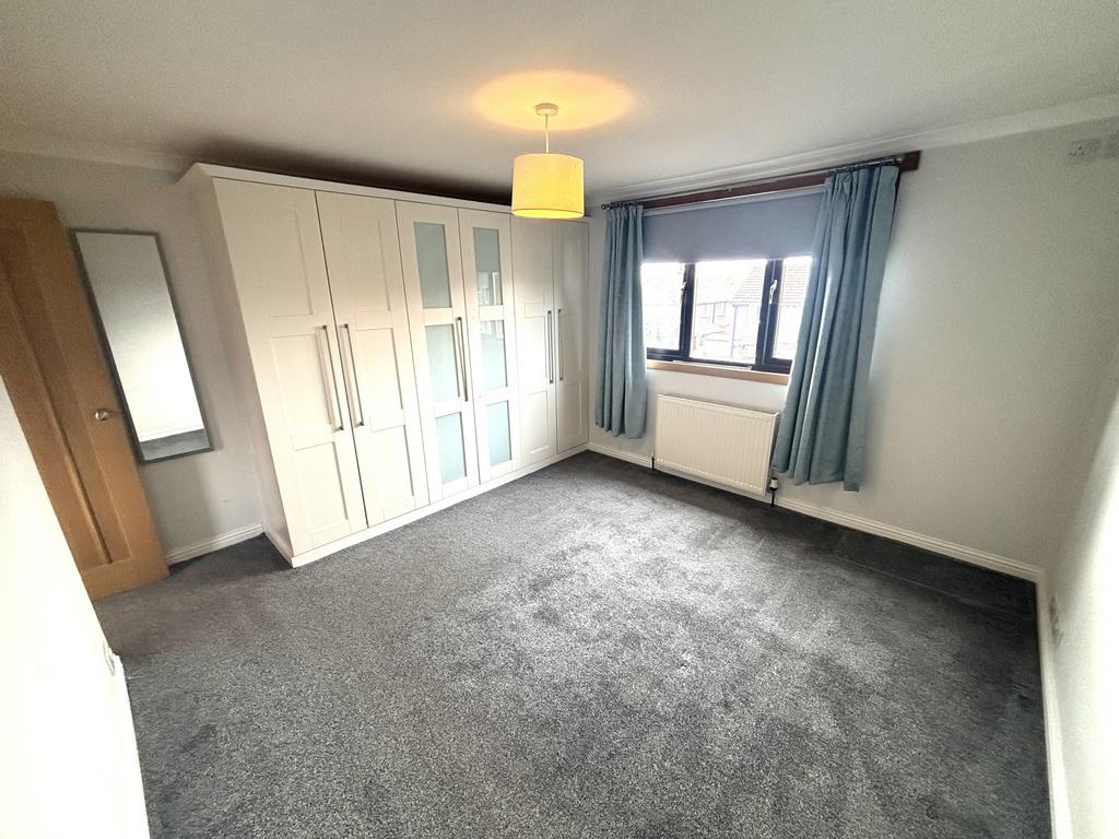 Master bedroom (b)