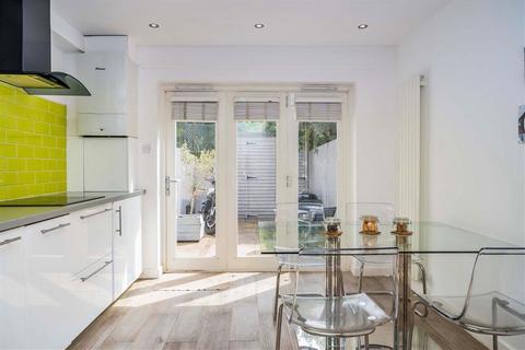3 bedroom terraced house for sale, Virginia Road, London E2