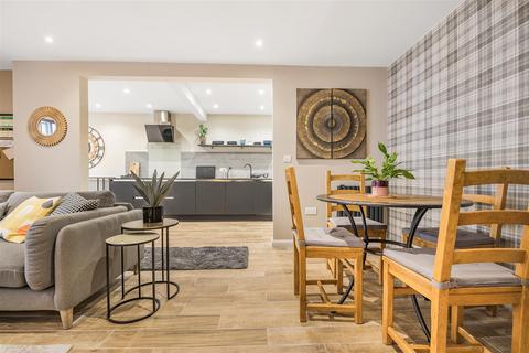 6 Caledonia Mews, Bristol, BS8 4DA