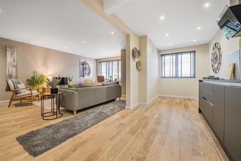 6 Caledonia Mews, Bristol, BS8 4DA