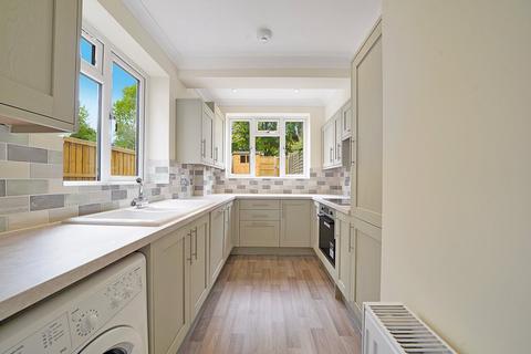 3 bedroom terraced house to rent, Aldenham Road, Radlett WD7