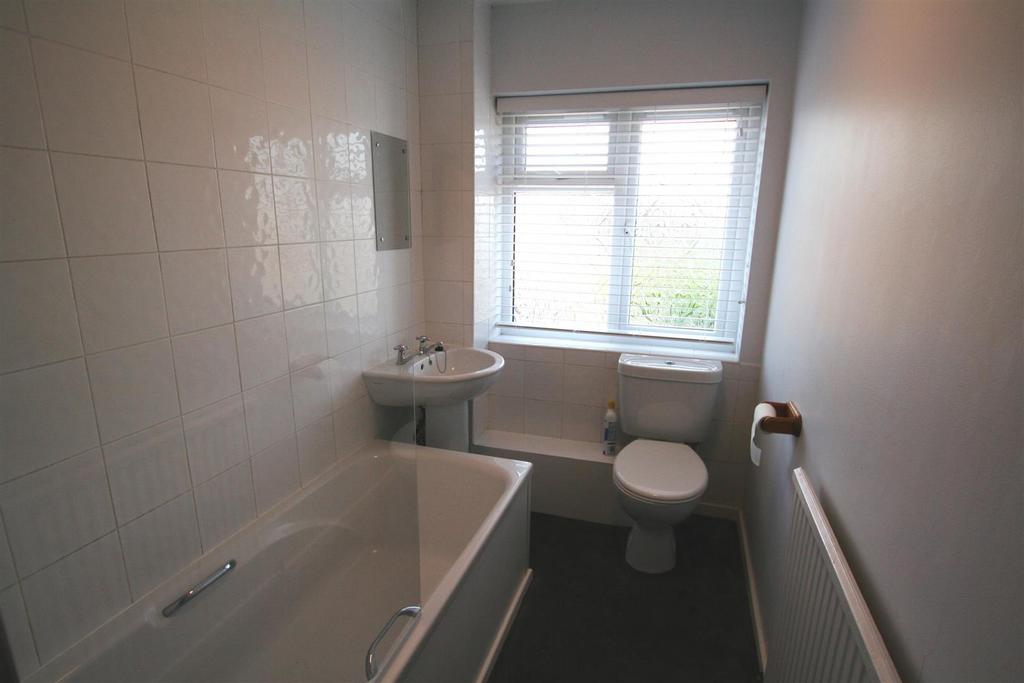 Gillamst,72cbathroom.JPG