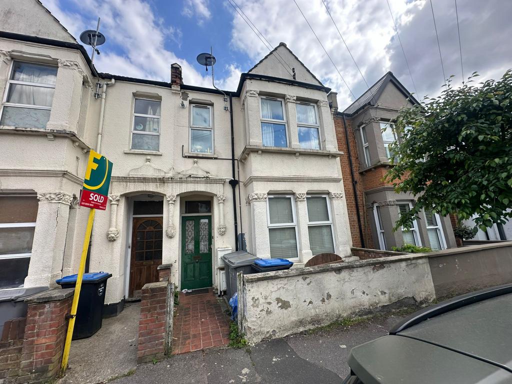 Spacious 2-Bedroom First Floor Flat – Excellent