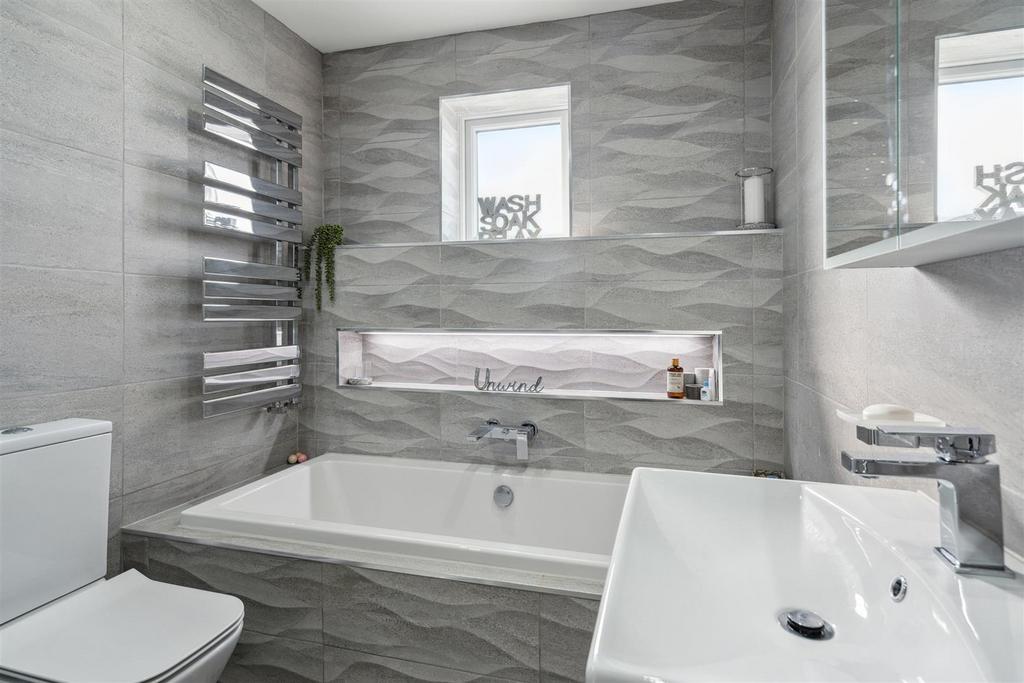 21 Charlesworth Avenue 5.jpg