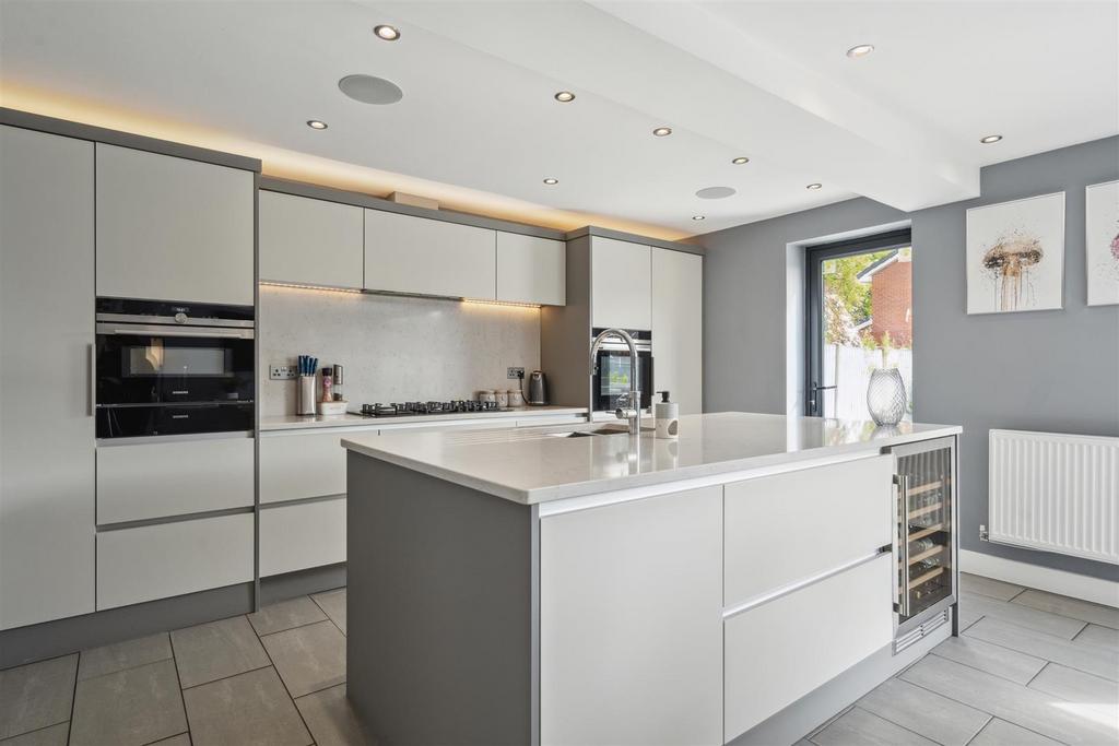 21 Charlesworth Avenue 16.jpg