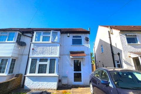 3 bedroom semi-detached house to rent, Bradley Road, Slough SL1