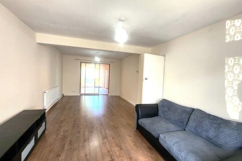 3 bedroom semi-detached house to rent, Bradley Road, Slough SL1