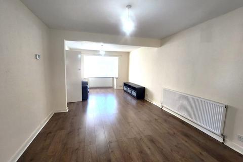 3 bedroom semi-detached house to rent, Bradley Road, Slough SL1
