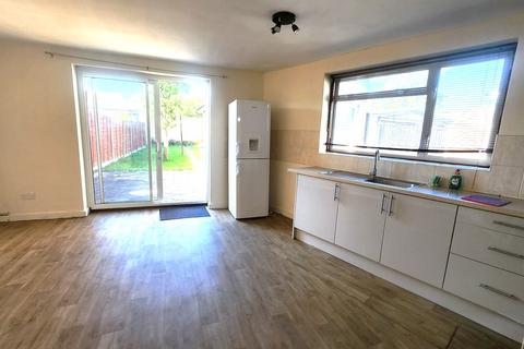 3 bedroom semi-detached house to rent, Bradley Road, Slough SL1