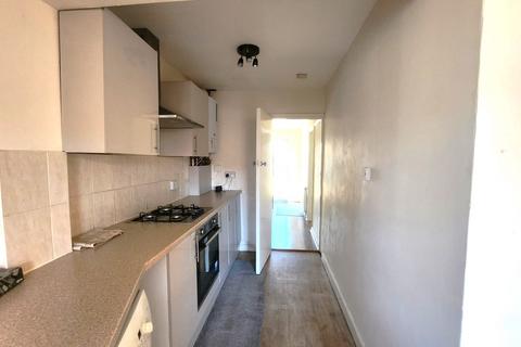 3 bedroom semi-detached house to rent, Bradley Road, Slough SL1
