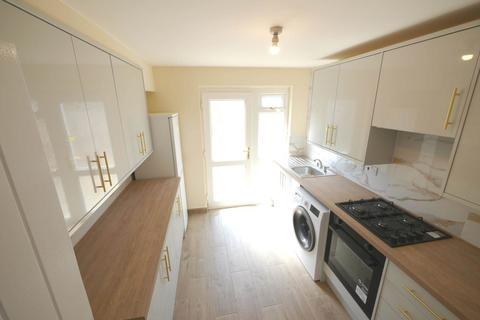 3 bedroom end of terrace house to rent, Drovers Way,