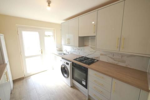 3 bedroom end of terrace house to rent, Drovers Way,