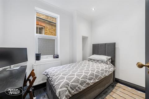38 Lawn Gardens, London, W7 3JN