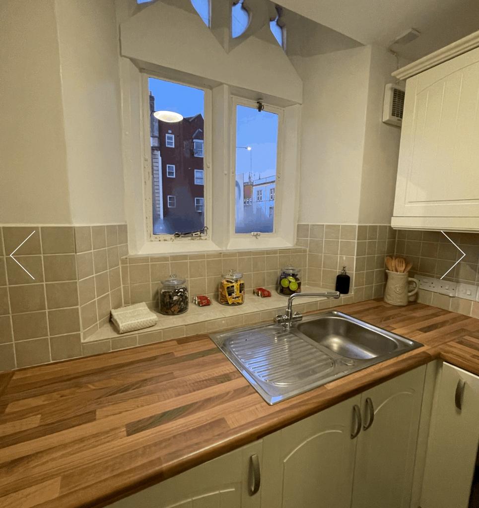 A bright and tidy kitchen with modern finishes ...