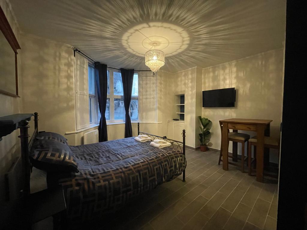 This charming double bedroom features an inviti...