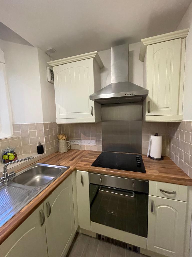 This well-equipped kitchen features modern appl...