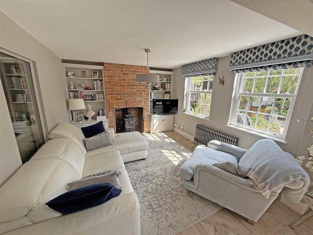 Open plan sitting / dining room