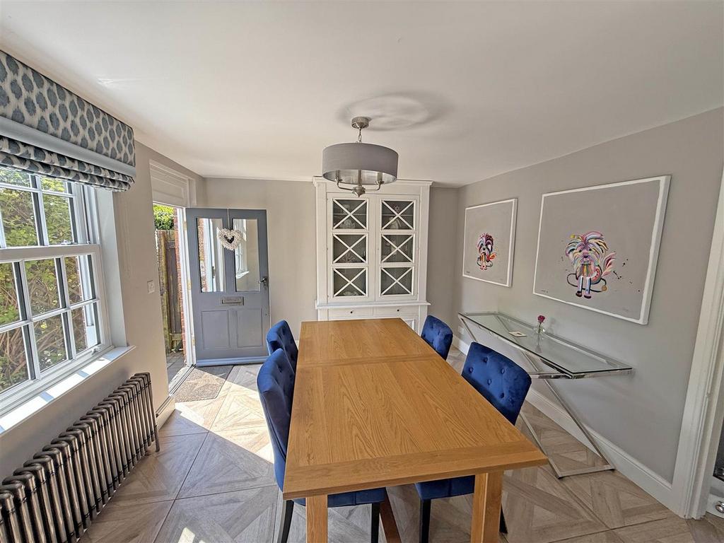 Open plan sitting / dining room