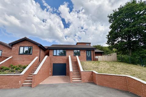 2 bedroom detached bungalow to rent, 33 Auckland Road, Kingswinford
