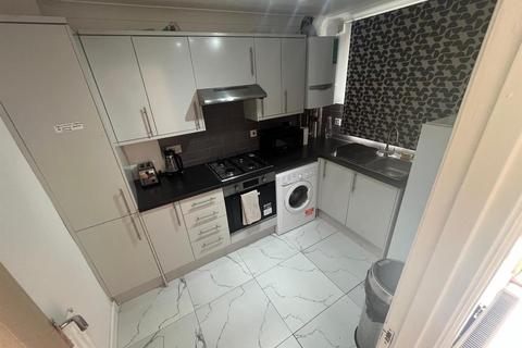 3 bedroom house to rent, Swan Drive, Colindale