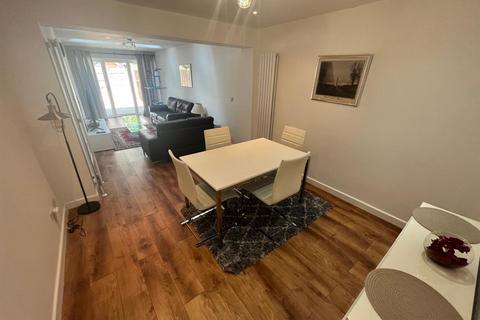 3 bedroom house to rent, Swan Drive, Colindale