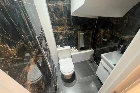 3 bedroom house to rent, Swan Drive, Colindale