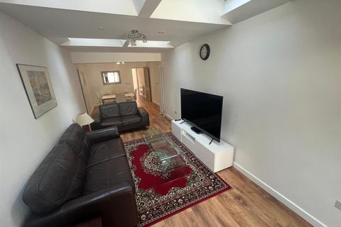 3 bedroom house to rent, Swan Drive, Colindale