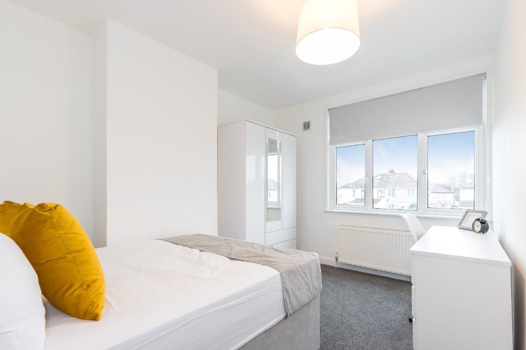 Bright and clean double bedroom featuring a com...