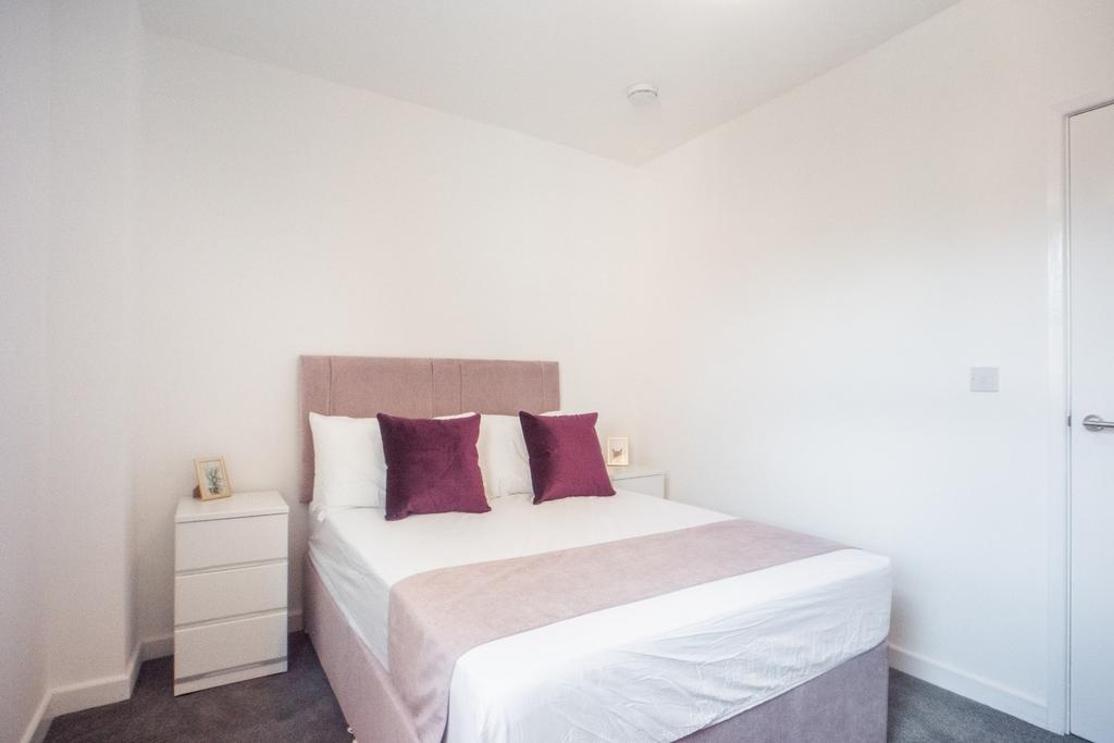 This well-appointed double bedroom features a c...
