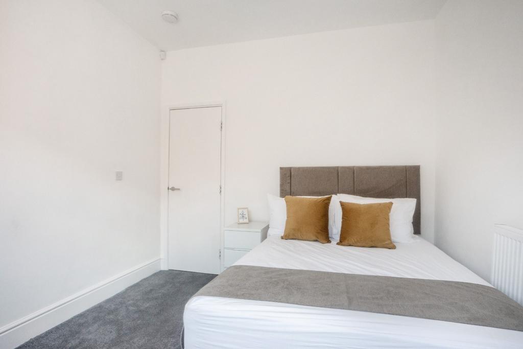 This inviting double bedroom features a comfort...