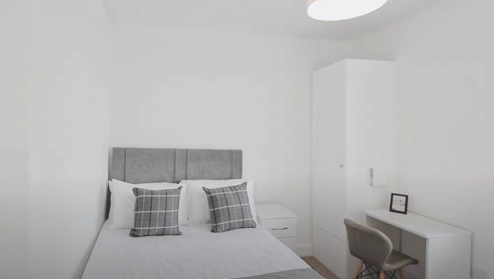 This beautifully designed double bedroom featur...