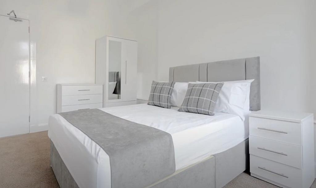 This beautifully designed double bedroom featur...