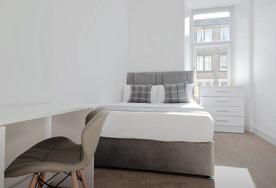 This inviting double bedroom features ample nat...
